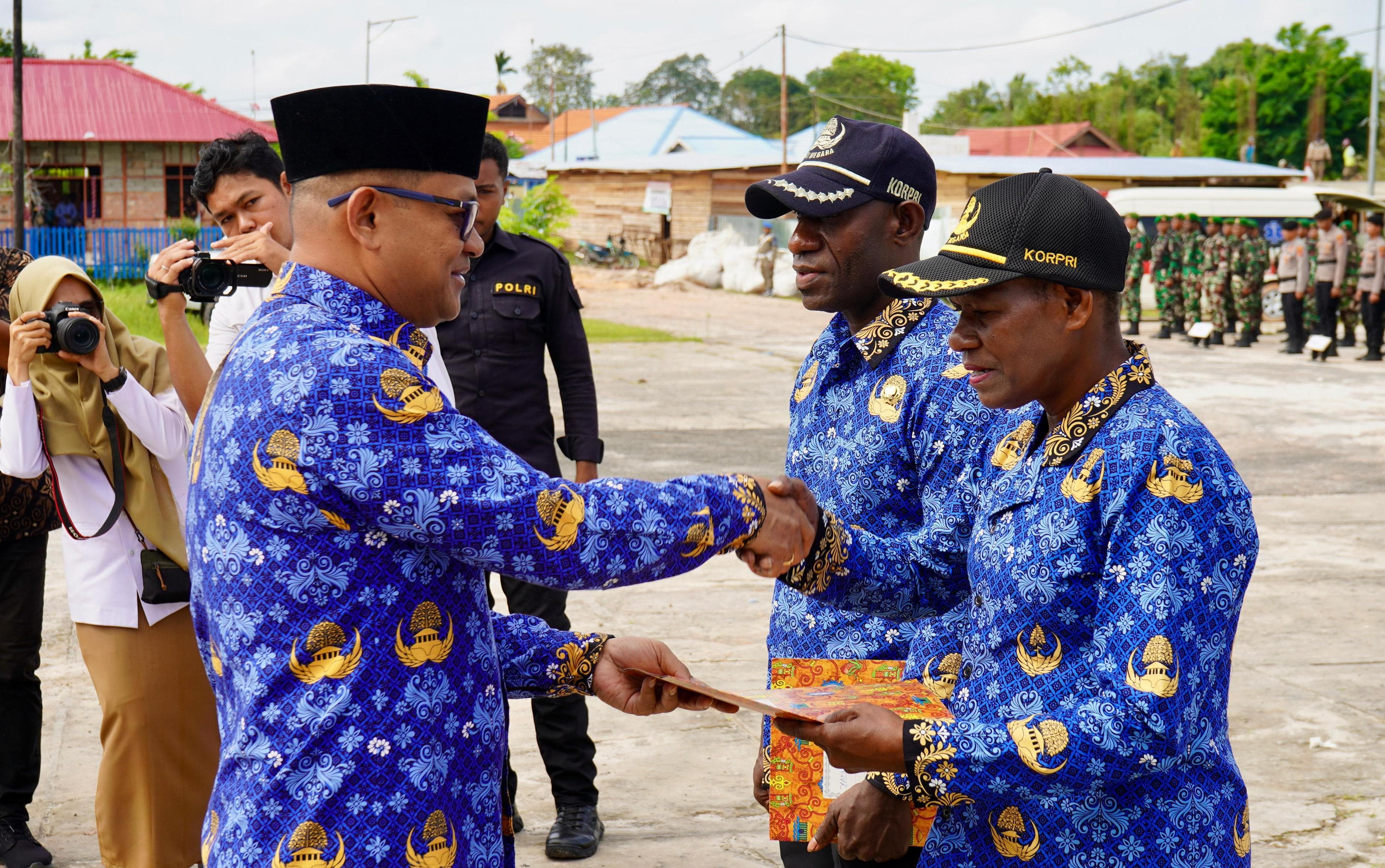 Pj Bupati Kabupaten Mappi, Michael R. Gomar saat menyerahkan SK. Foto: Humas Mappi